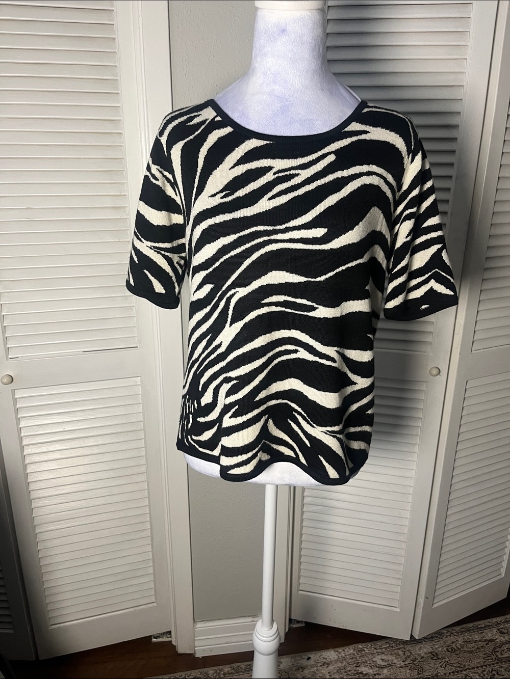 Oscar de la Renta Black and White Zebra Print Short Sleeve Sweater Top Sz M